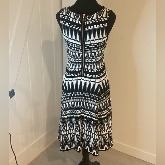 Milly Geometric Print Stretchy Knit Sleeveless  Dress with rose gold  Zipper. - Picture 5 of 10